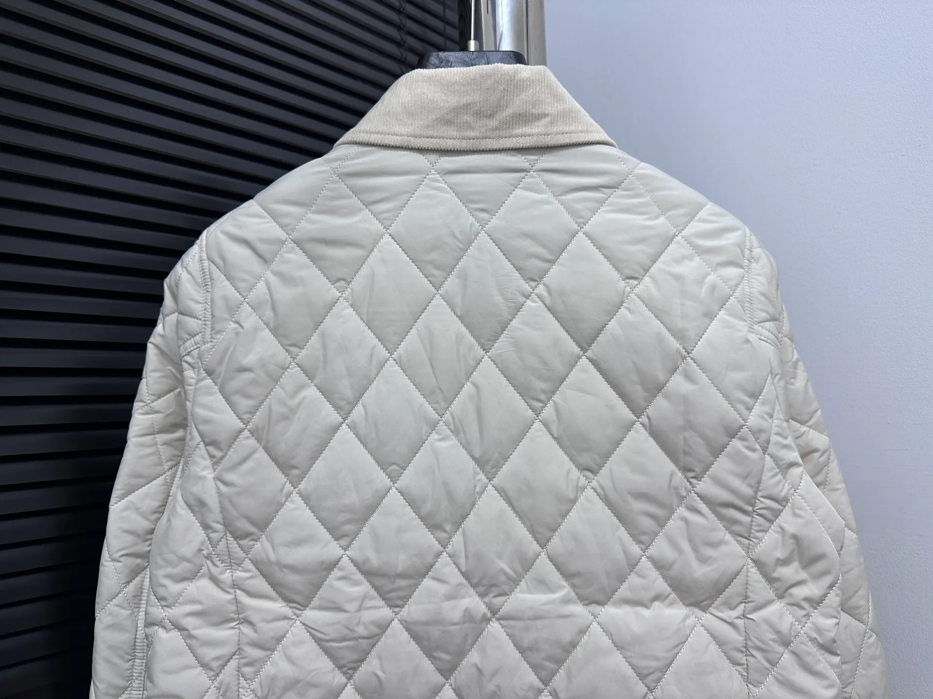 ￼ P530 【Ralph Lauren】Ralph Lauren cotton-padded jacket. The face is filled with imitation down cotton. Three-in-one rhombus quilted embroidery. Soft and comfortable. Warm and comfortable. Corduroy strips run through the whole body. No knots or overlaps. Artificial curling. Fine workmanship. Does not look bloated. The upper body is light and not bloated. Soft and comfortable. Highly recommended. Size: S M L